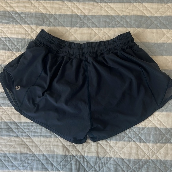 Lululemon hotty hot shorts 2.5” - Picture 2 of 2